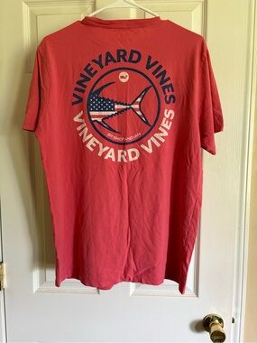 Vineyard Vines Men’s Red Graphic Pocket Tee - American Tuna Large